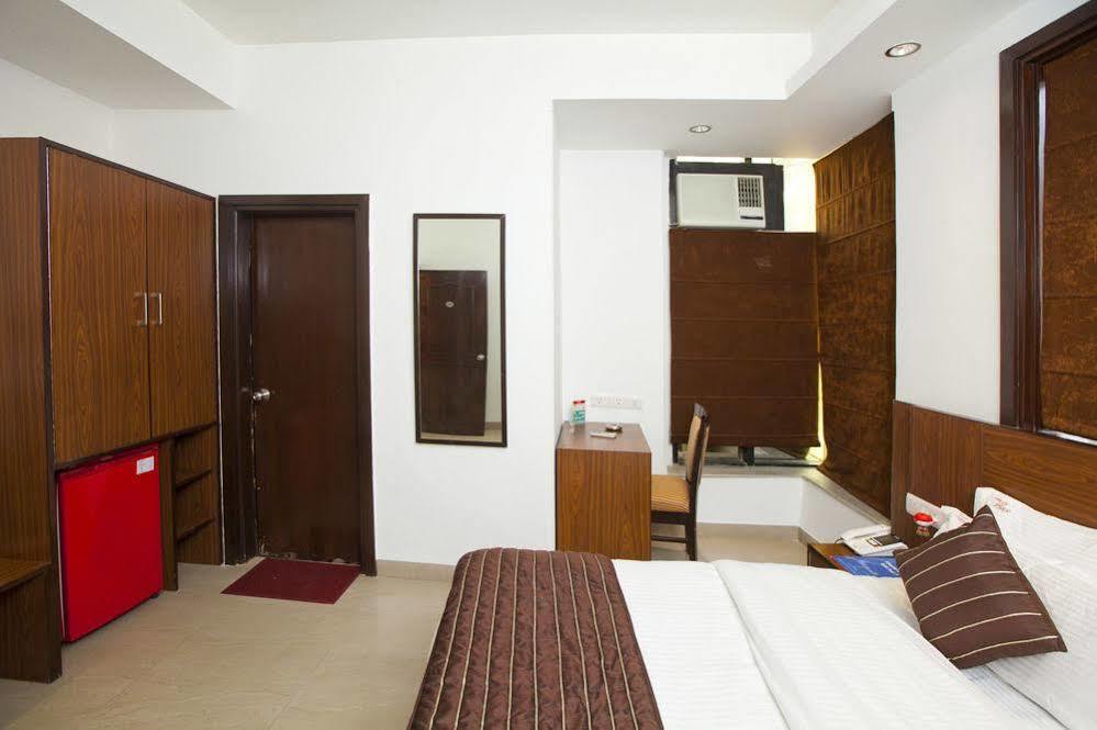 Treebo Mall View, Dlf Phase II Gurgaon Exterior photo